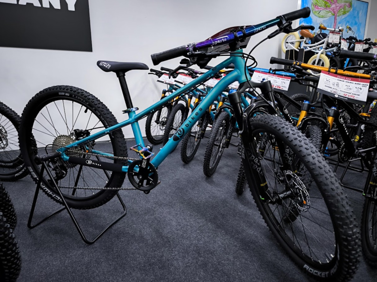 KUbikes 26 Trail AIR - Tyrkys - laser Rainbow, lehké dětské kolo