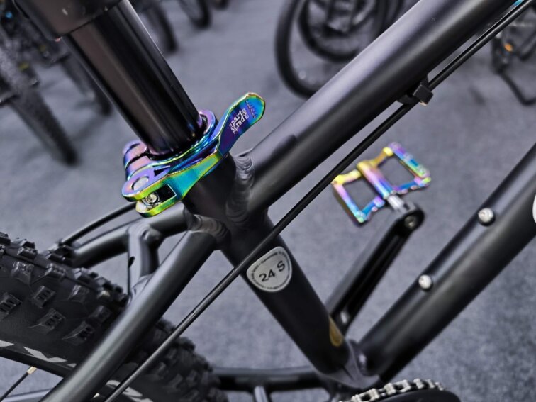 KUbikes 24S Trail AIR - Black - laser Rainbow, 9,7kg, lehké dětské kolo
