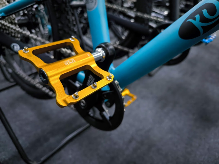 KUbikes 26 Trail AIR - Tyrkys - laser Gold, lehké dětské kolo