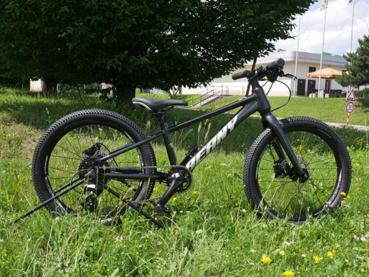 Lehké dětské kolo BEANY BLASTER XC 20 - černá 7,9kg