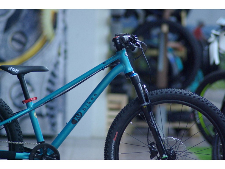 KUbikes 24S Trail AIR - Tyrkys - laser Red, 9,7kg, lehké dětské kolo