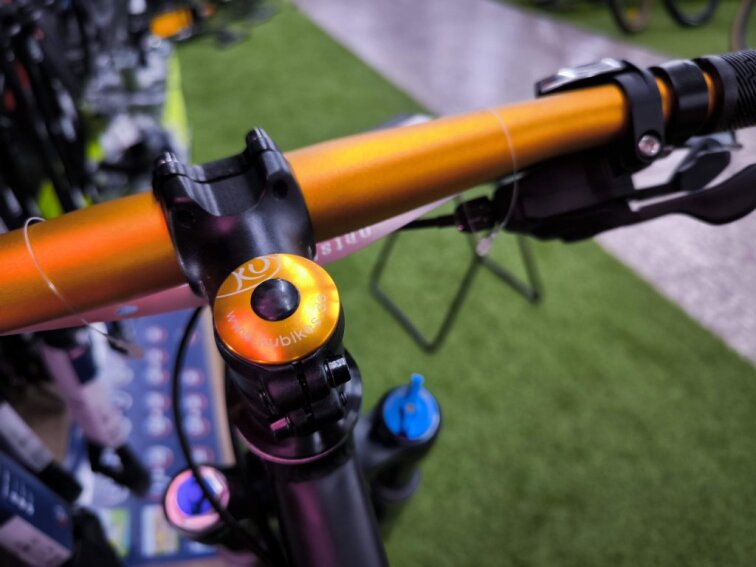 KUbikes 24S Trail AIR - Black - laser Gold, 9,7kg, lehké dětské kolo