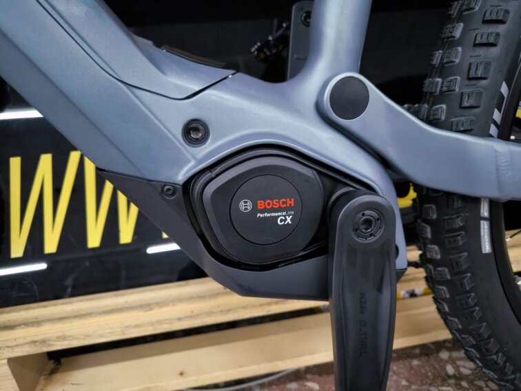 MACINA KAPOHO 8972 L DI2 black - blue, 800Wh, 2026, celoodpružené elektrokolo