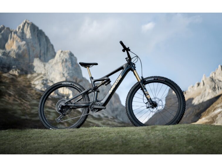 Amflow PL Carbon Pro 800Wh - DJI Avinox, celoodpružené elektrokolo