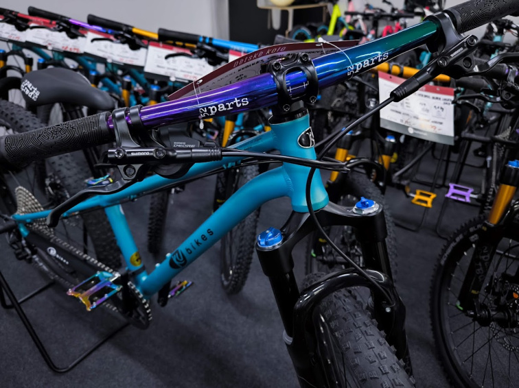 KUbikes 26 Trail AIR - Tyrkys - laser Rainbow, lehké dětské kolo