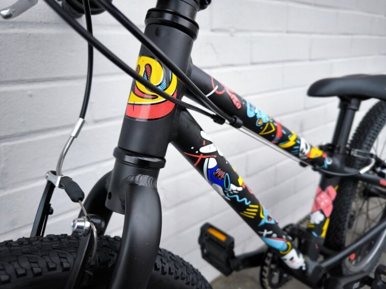 KUbikes 20S MTB Black - komiks, lehké dětské kolo 7,5kg