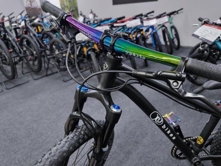 KUbikes 24S Trail AIR - Black - laser Rainbow, 9,7kg, lehké dětské kolo