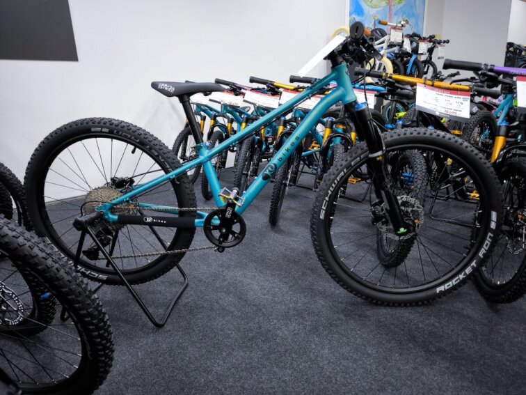 KUbikes 24S Trail AIR - Tyrkys - laser Rainbow, 9,7kg, lehké dětské kolo