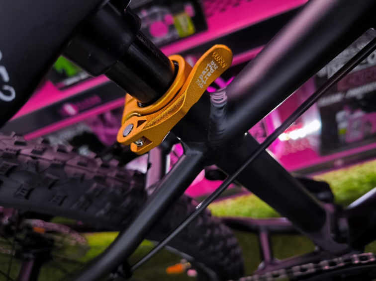 KUbikes 26 Trail AIR - Black - laser Gold, lehké dětské kolo