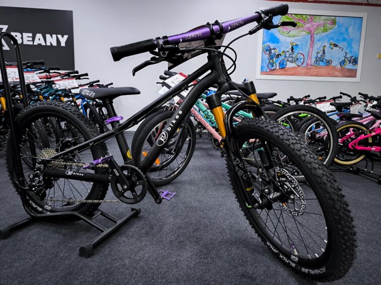 KUbikes 20S MTB Disc Black - laser purple, 8,8kg, lehké dětské kolo