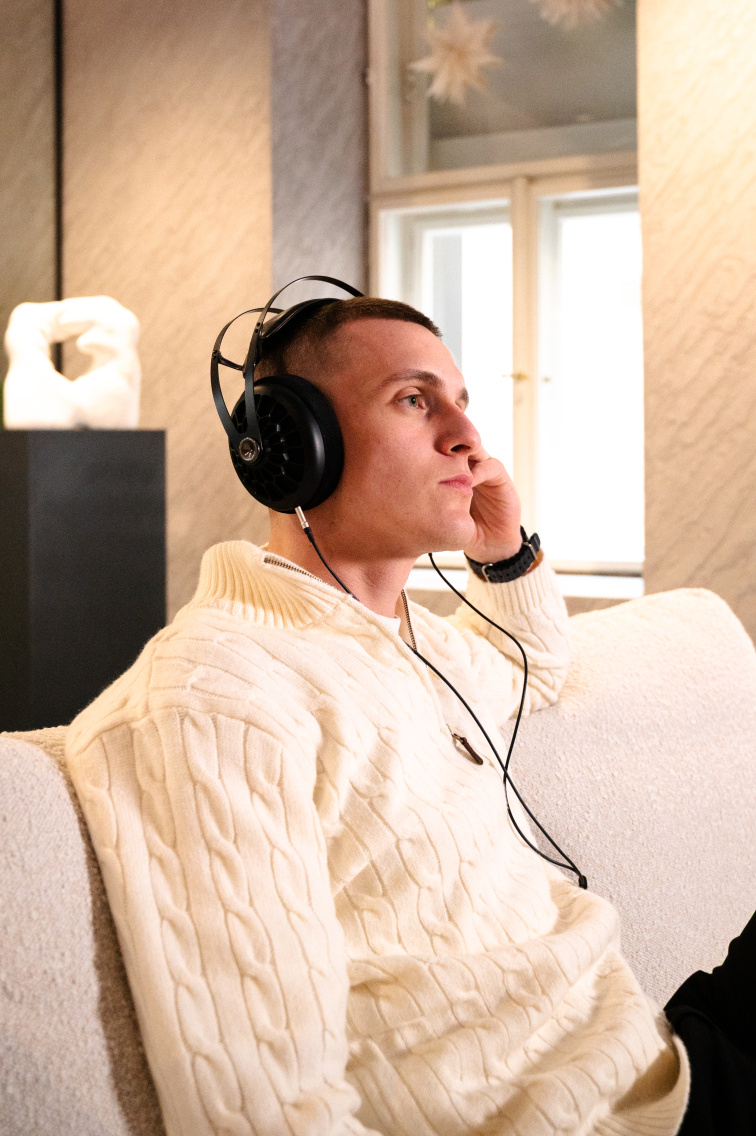 Otevřená sluchátka Meze Audio 105 Aer položená vedle streamovací a zesilovací sestavy VOIX Discovery PRO
