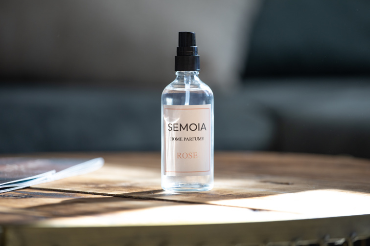 Dlouhotrvající interiérový parfém s růží