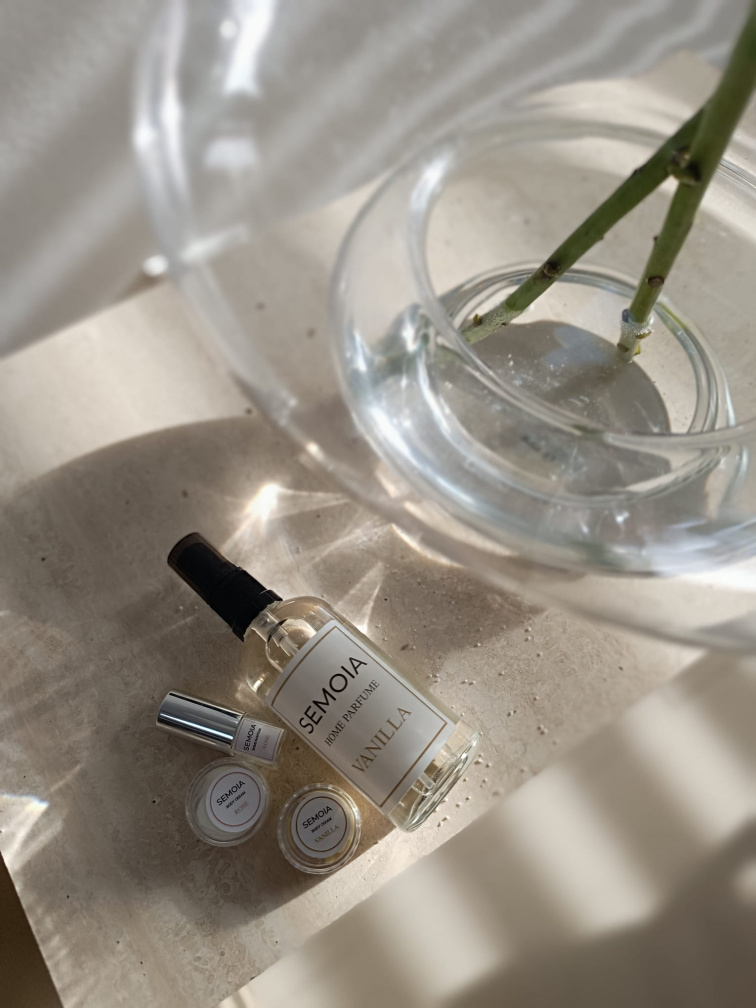 Vzorečková sada SEMOIA s růží a vanilkou (krém a interiérový parfém)