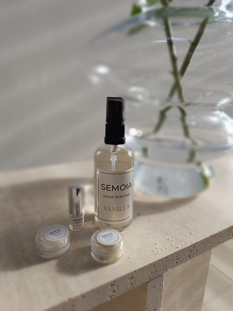 Vzorečková sada SEMOIA s růží a vanilkou (krém a interiérový parfém)