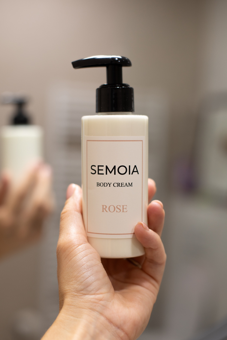 Vyživující hedvábný tělový krém s růží