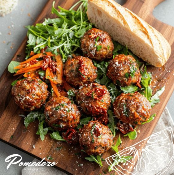 Pappardelle s rukolou, sušenými rajčaty, prosciuttem a horou parmazánu