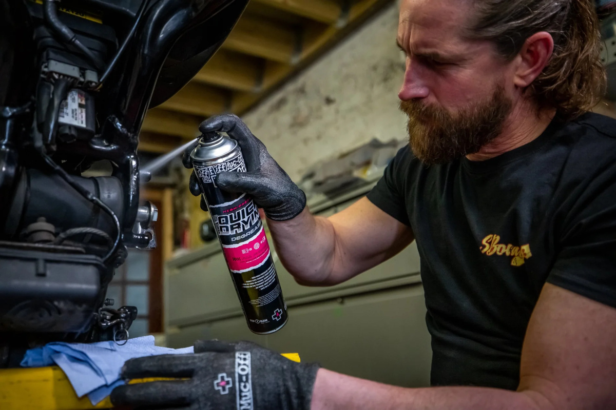 MUC-OFF High-Pressure Quick Drying Degreaser - Vysokotlaký rychleschnoucí čistič na kolo (750 ml)