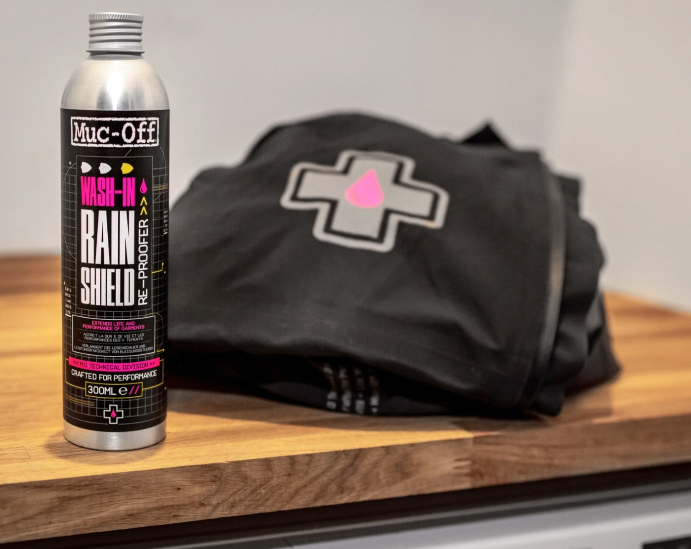 MUC-OFF Wash-In Rain Shield Re-Proofer - Prací prostředek na obnovu voděodolnosti textilu (300 ml)