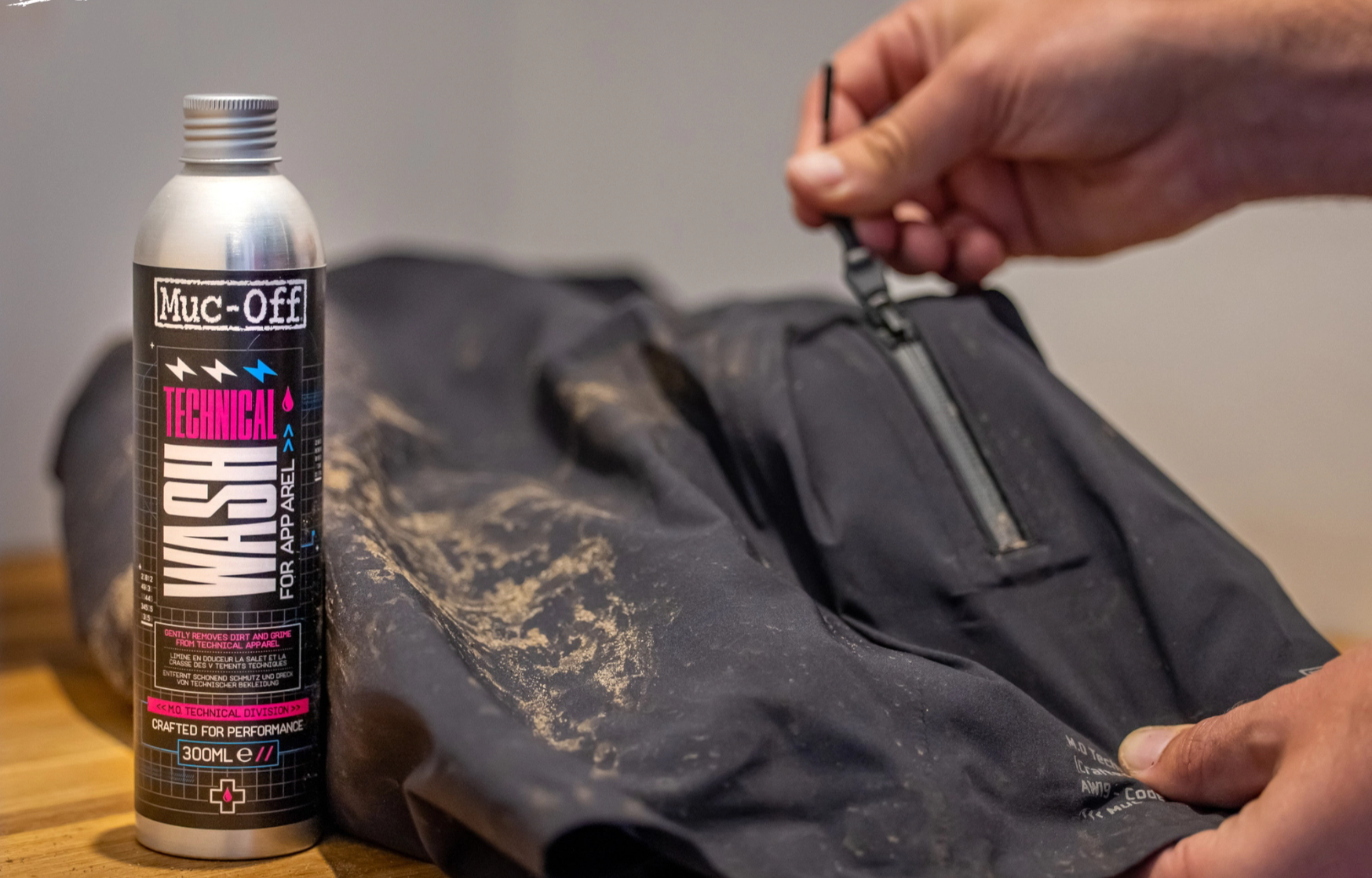 MUC-OFF Technical Wash - Jemný prací prostředek na sportovní textil (300 ml)