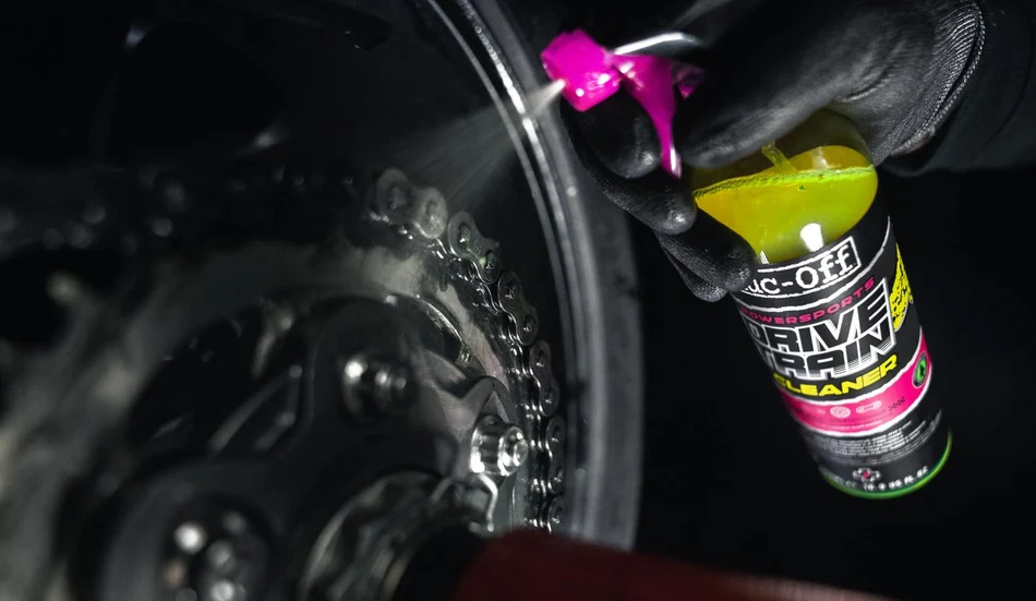 MUC-OFF Powersports Drivetrain Cleaner - Čistič moto řetězů (500 ml)