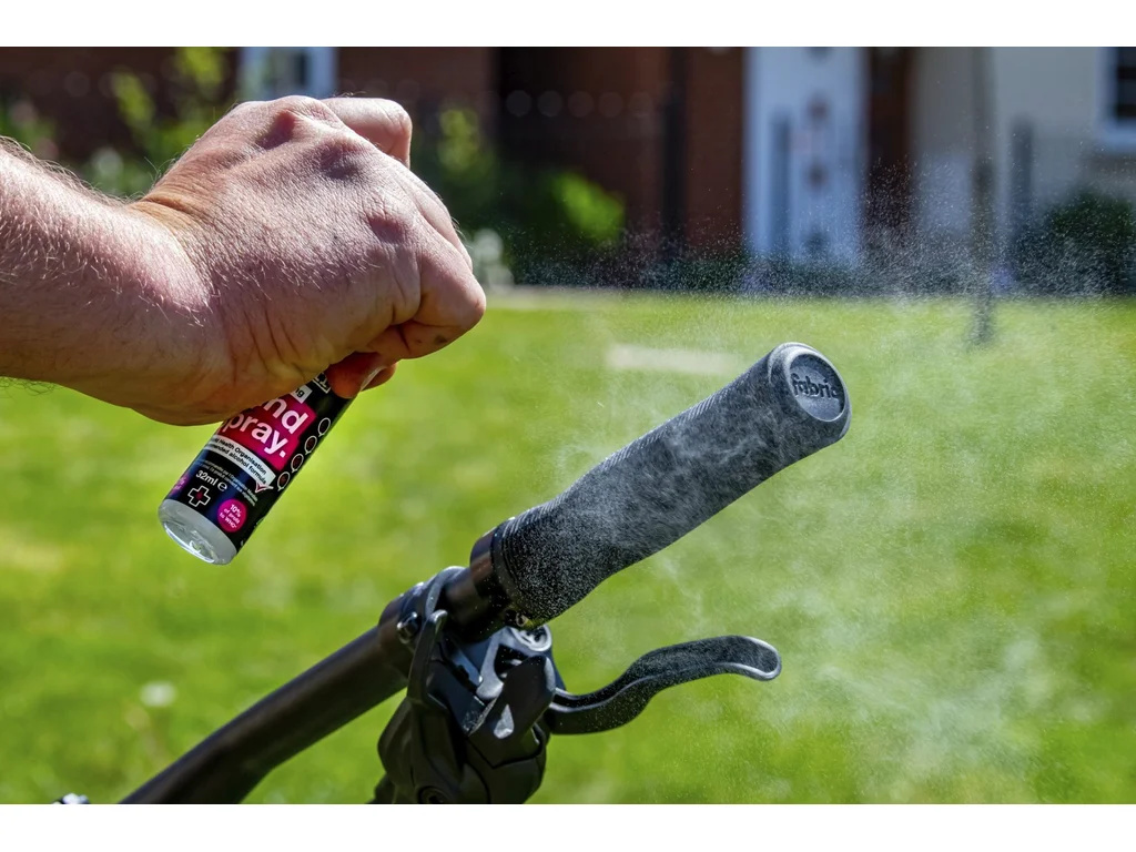 MUC-OFF Antibacterial Sanitising Hand Spray - Antibakteriální sprej na ruce (250 ml)