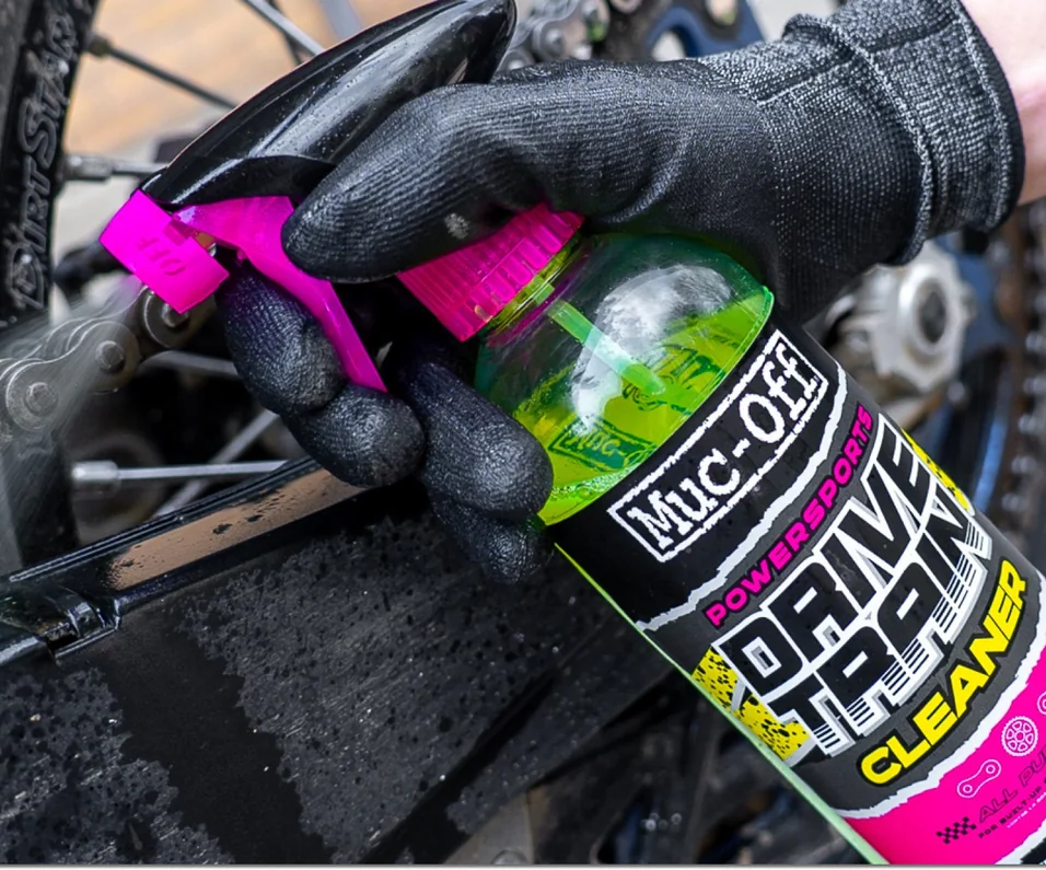 MUC-OFF Powersports Drivetrain Cleaner - Čistič moto řetězů (500 ml)