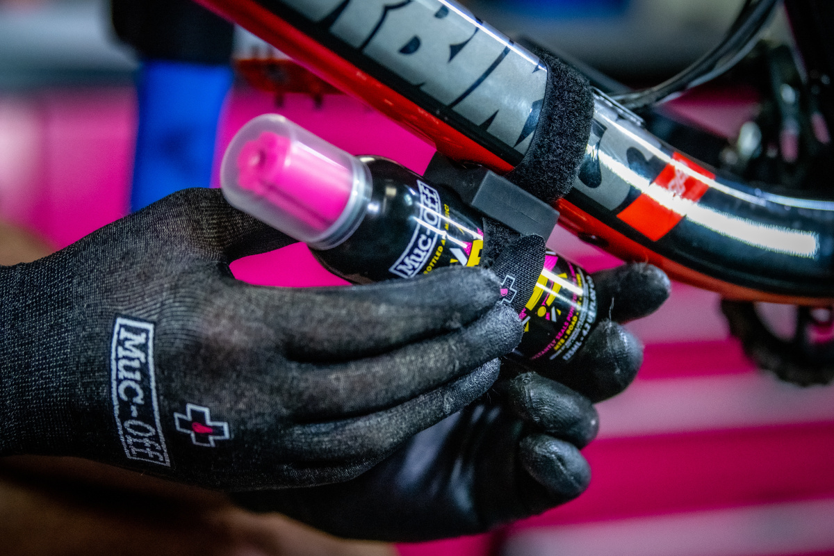 MUC-OFF Utility Belt - Pásek na uchycení B.A.M. spreje
