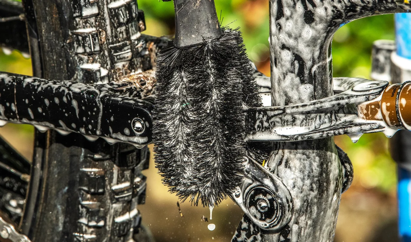 MUC-OFF Two Prong Brush - Dvouhlavý kartáč pro těžce dostupná místa