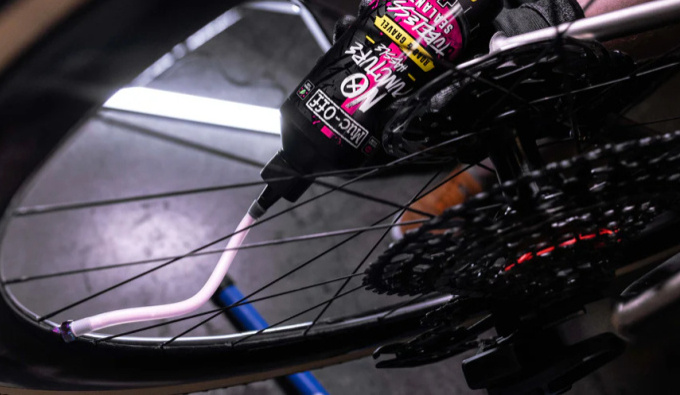 MUC-OFF No Puncture Hassle Road & Gravel Sealant - Těsnící tmel pro bezdušová silniční a gravel kola (1000 ml)