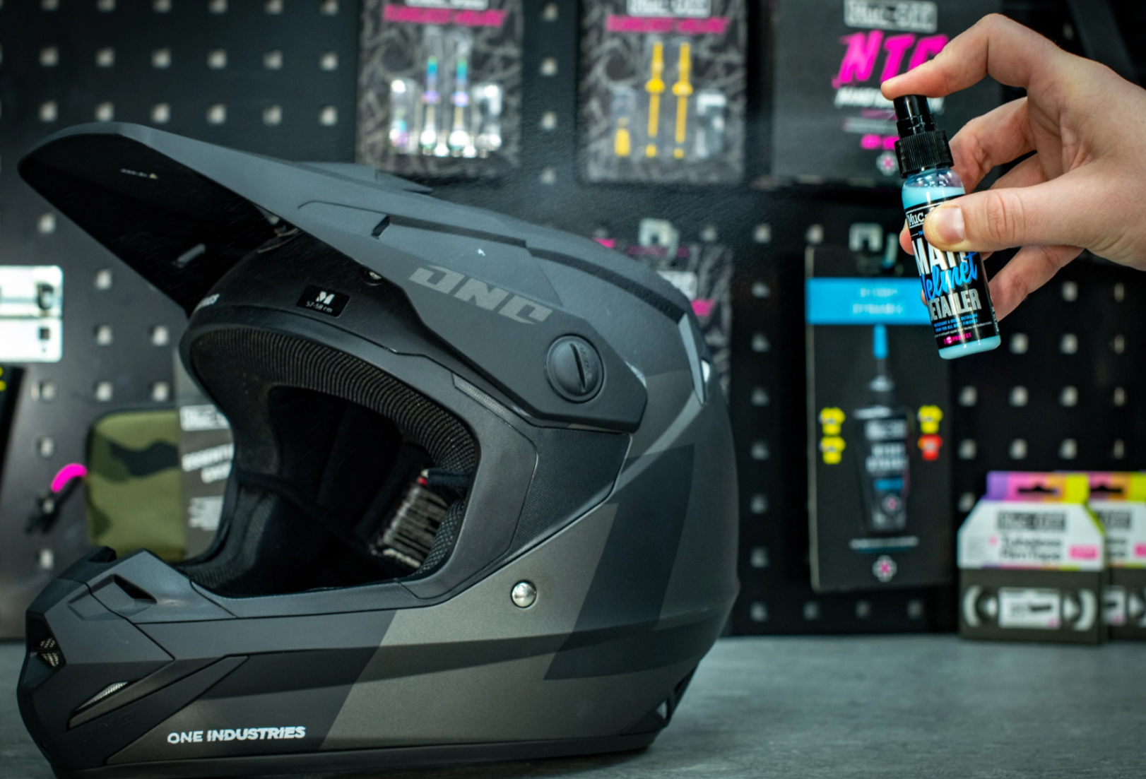 MUC-OFF Matt Helmet Detailer 32 ml - Prostředek na čištění a ochranu matných helem
