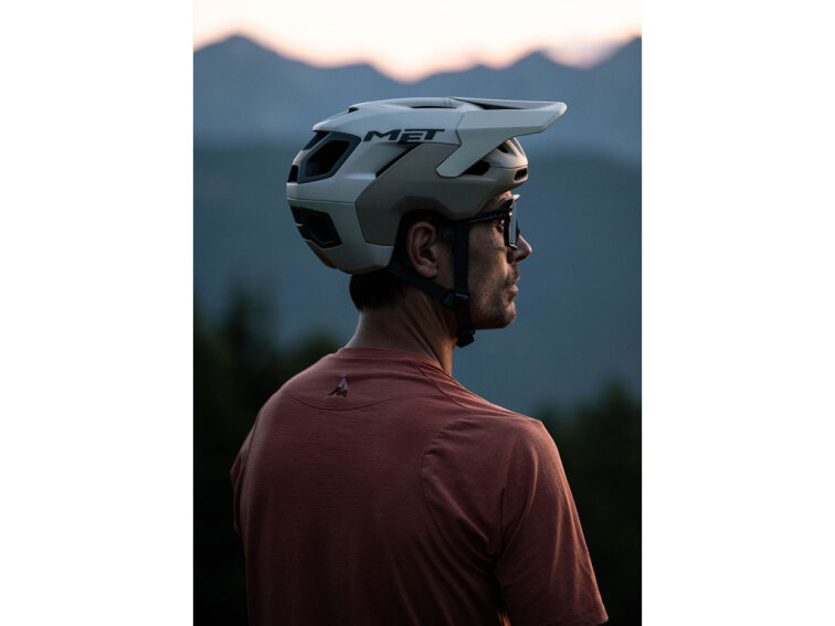 MET helma Revo Mips (Off White | Matt)