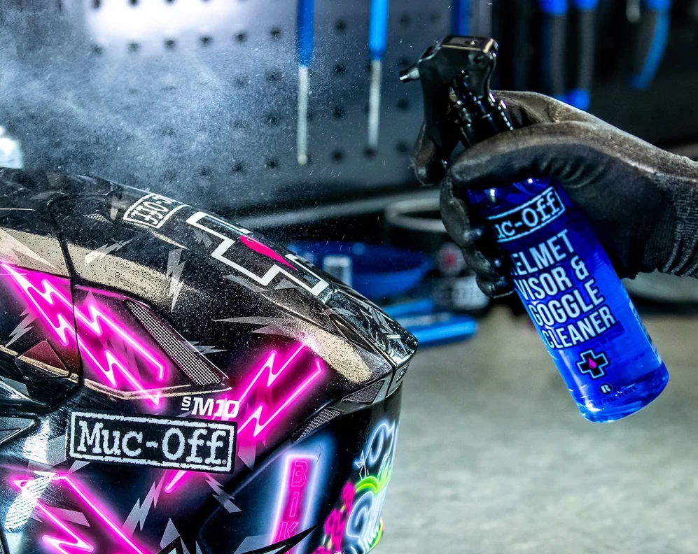 MUC-OFF Helmet & Visor Cleaner - Čistič na helmu a brýle (250 ml)