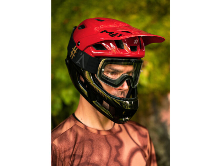 MET helma Parachute MCR Mips (Fusion Red | Matt Glossy)