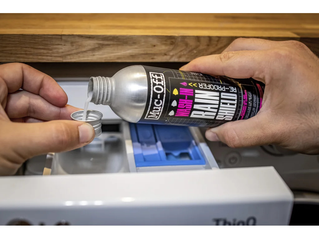 MUC-OFF Wash-In Rain Shield Re-Proofer - Prací prostředek na obnovu voděodolnosti textilu (300 ml)