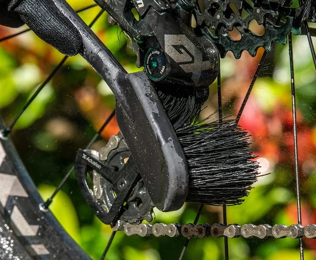 MUC-OFF Tyre & Cassette Brush - Kartáč na pláště a kazetu