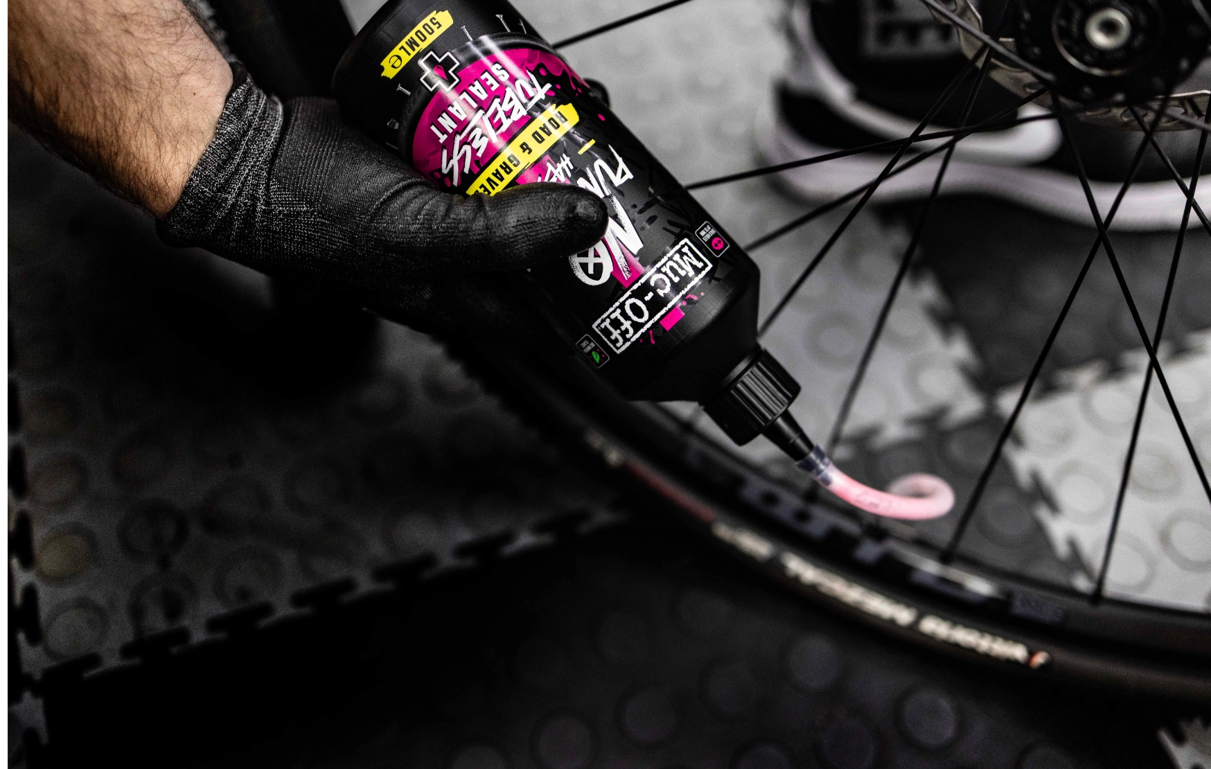 MUC-OFF No Puncture Hassle Road & Gravel Sealant - Těsnící tmel pro bezdušová silniční a gravel kola (1000 ml)