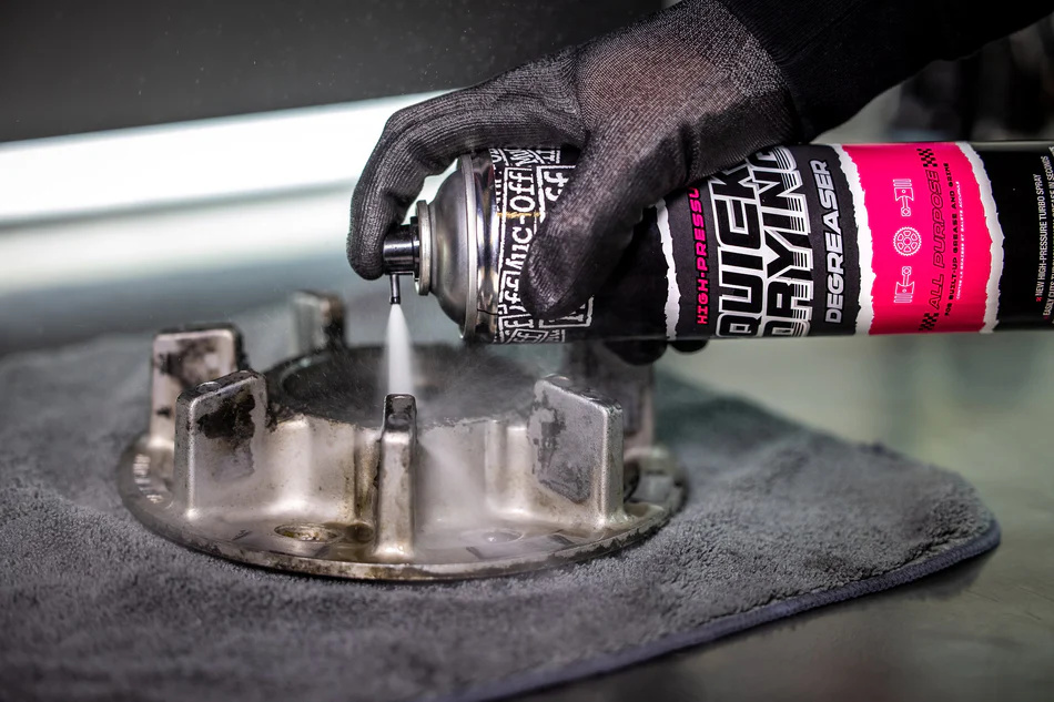 MUC-OFF High-Pressure Quick Drying Degreaser - Vysokotlaký rychleschnoucí čistič na kolo (750 ml)