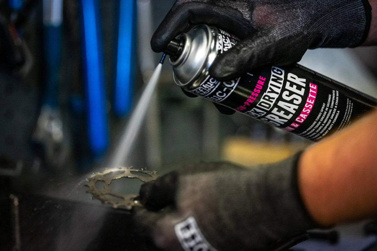 MUC-OFF High-Pressure Quick Drying Degreaser Chain and Cassette - Vysokotlaký rychleschnoucí čistič na řetěz a kazetu (750 ml)
