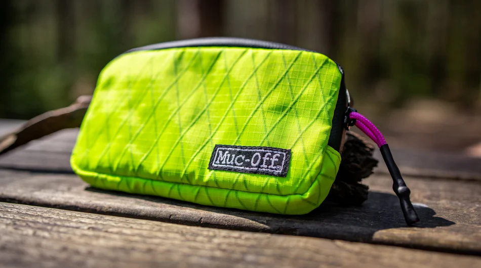 MUC-OFF Rainproof Essentials Case HiVis - Nepromokavé pouzdro (HiVis)