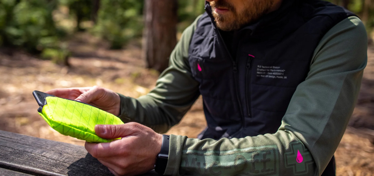 MUC-OFF Rainproof Essentials Case HiVis - Nepromokavé pouzdro (HiVis)