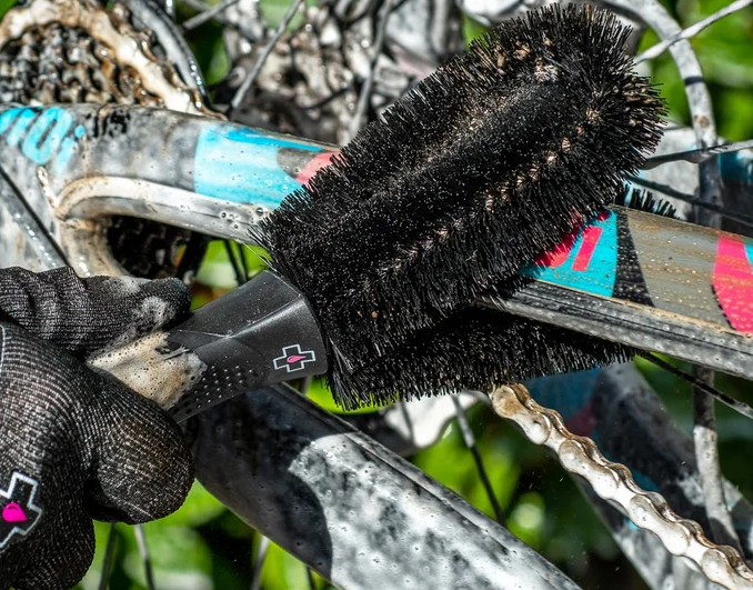 MUC-OFF Two Prong Brush - Dvouhlavý kartáč pro těžce dostupná místa
