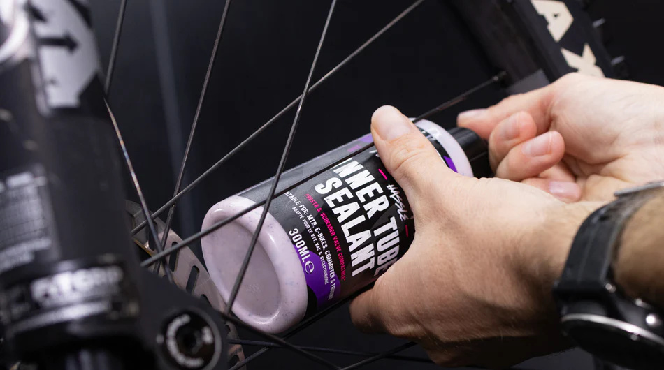 MUC-OFF No Puncture Inner Tube Sealant - Těsnící tmel pro dušová kola (1000 ml)