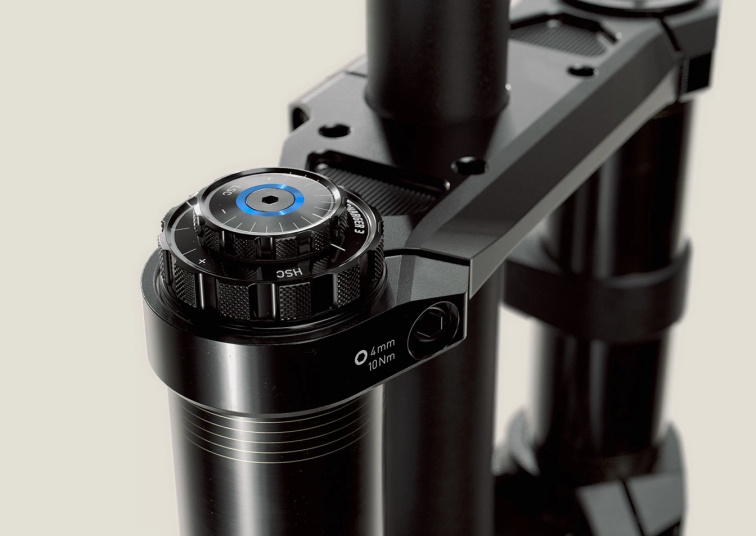 Rock Shox vidlice BoXXer Ultimate Charger 3 27.5" vzduch 20x110 ovládaní na korunce (červená)