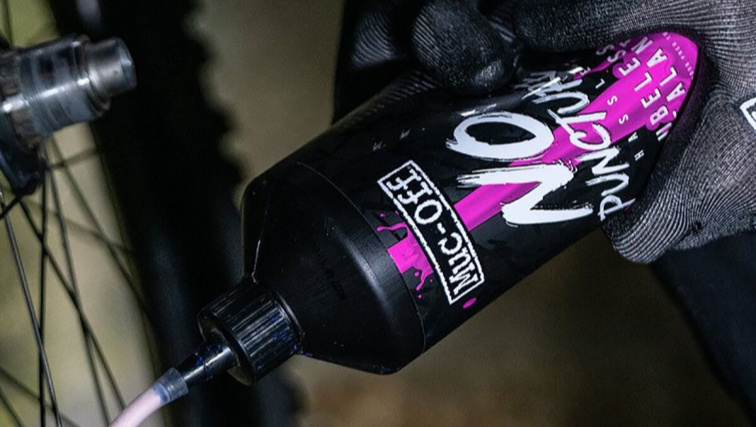 MUC-OFF No Puncture Hassle MTB Sealant - Těsnící tmel pro bezdušová MTB kola (5000 ml)