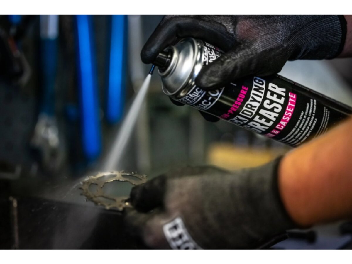 MUC-OFF Dry Degreaser Quick Drying - Rychleschnoucí čistič na pohon (750 ml)