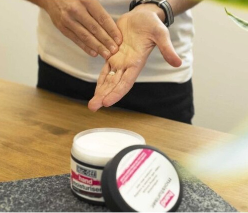 MUC-OFF Antibacterial Hand Moisturiser - Antibakteriální krém na ruce (250 ml)