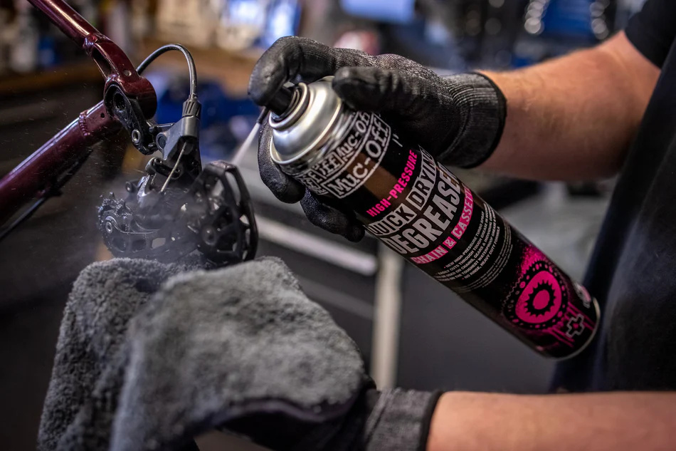 MUC-OFF High-Pressure Quick Drying Degreaser Chain and Cassette - Vysokotlaký rychleschnoucí čistič na řetěz a kazetu (750 ml)