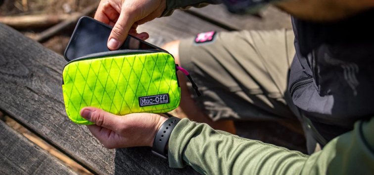 MUC-OFF Rainproof Essentials Case HiVis - Nepromokavé pouzdro (HiVis)