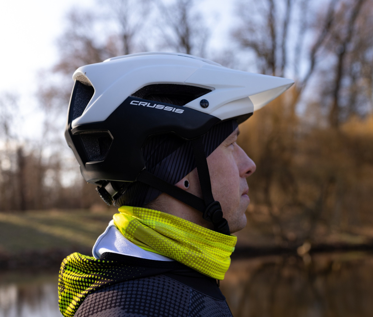 Crussis helma 03012 (bílo/černá)