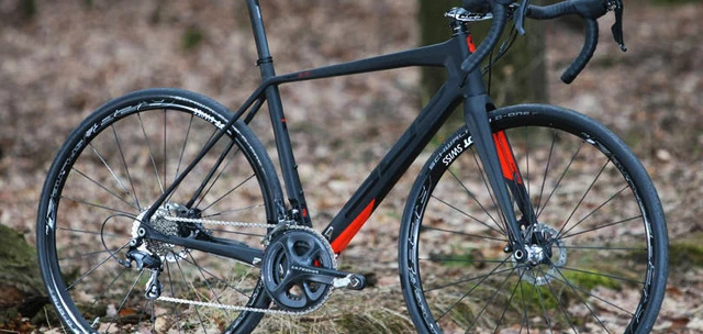 Gravel kolo Superior X‑Road při jízdě po šotolině